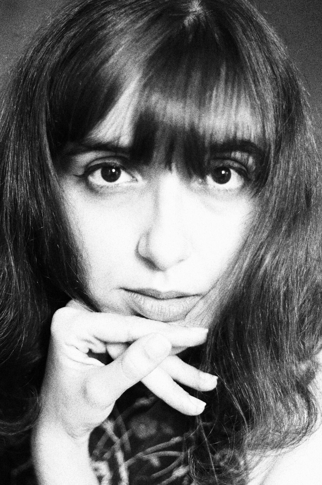 Retrato de estudio de una escritora uruguaya de unos 40 años con cabello oscuro
