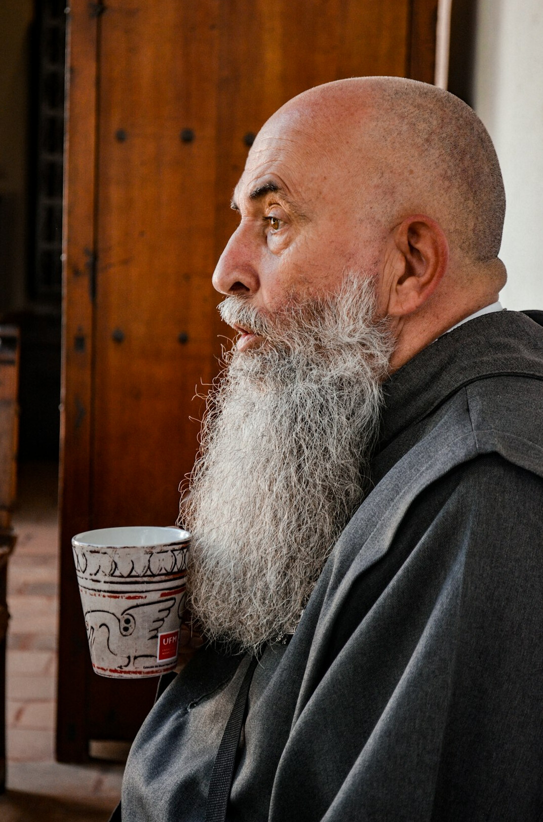 Retrato de estudio de un escritor uruguayo de unos 50 años con barba gris