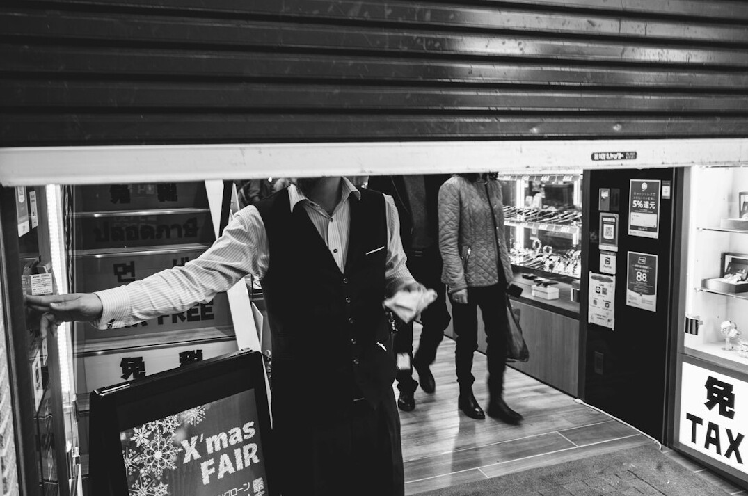 detective observing suspects in store