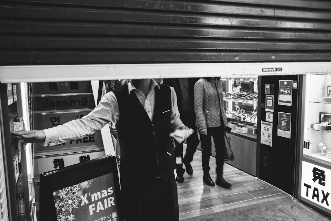 shoplifter caught in act